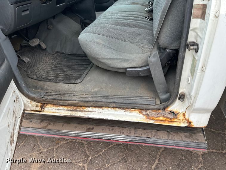 image for item DT6442 1993 Ford F450 Super Duty flatbed truck