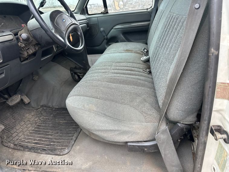 image for item DT6442 1993 Ford F450 Super Duty flatbed truck