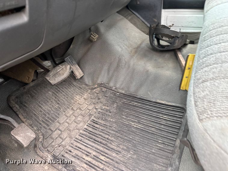 image for item DT6442 1993 Ford F450 Super Duty flatbed truck