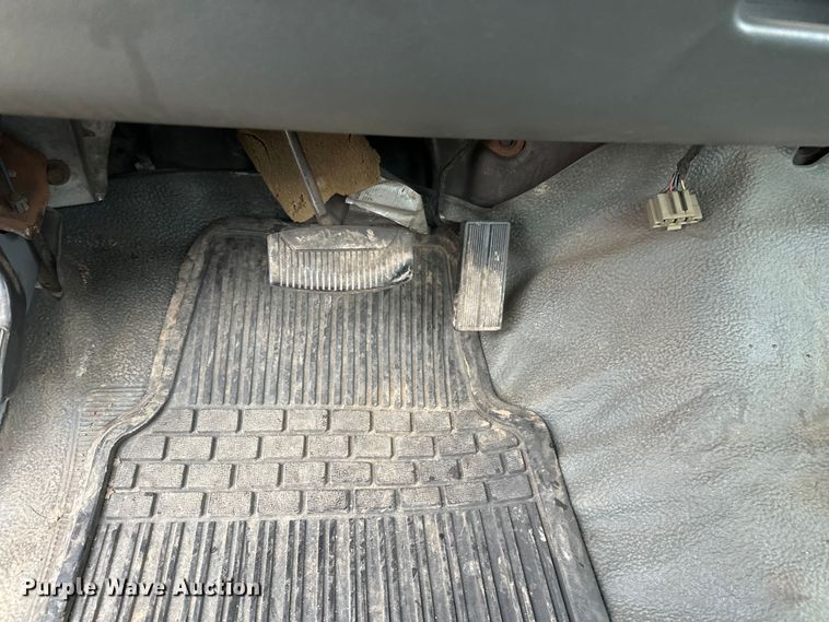 image for item DT6442 1993 Ford F450 Super Duty flatbed truck