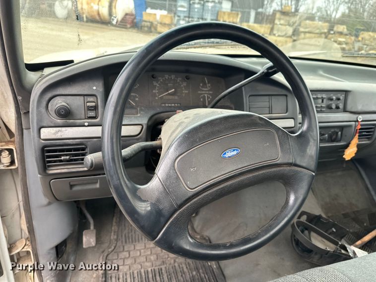 image for item DT6442 1993 Ford F450 Super Duty flatbed truck