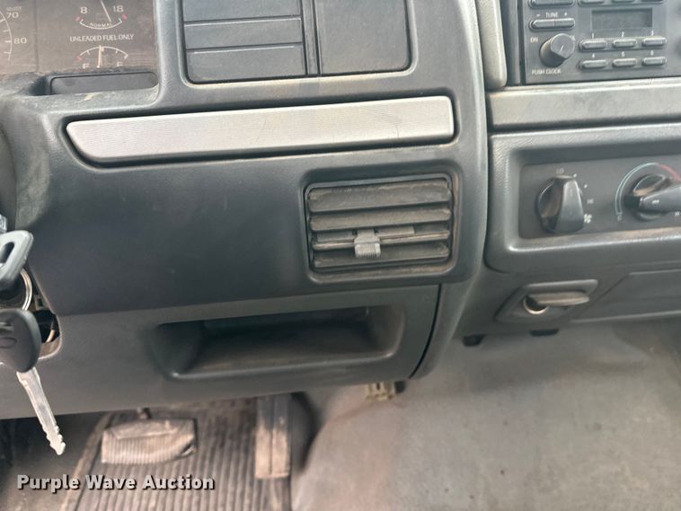 image for item DT6442 1993 Ford F450 Super Duty flatbed truck