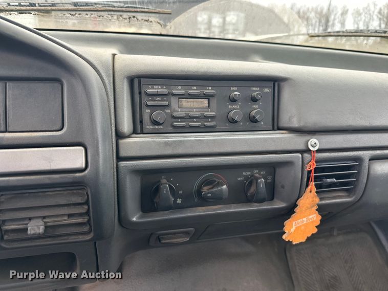 image for item DT6442 1993 Ford F450 Super Duty flatbed truck