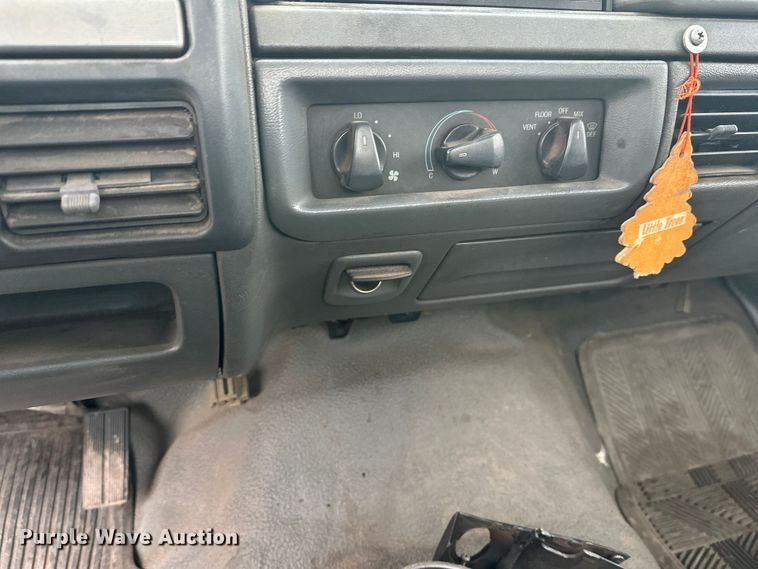 image for item DT6442 1993 Ford F450 Super Duty flatbed truck