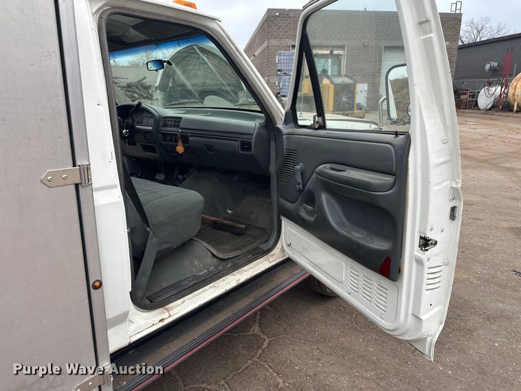 image for item DT6442 1993 Ford F450 Super Duty flatbed truck