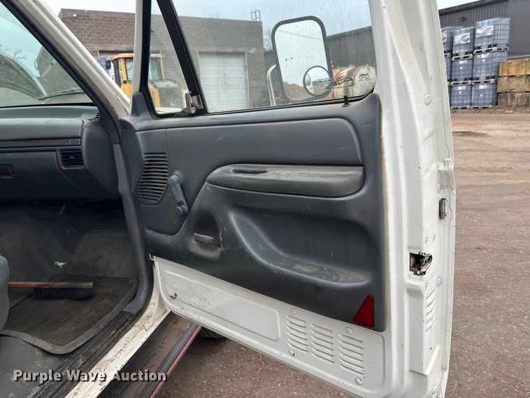 image for item DT6442 1993 Ford F450 Super Duty flatbed truck