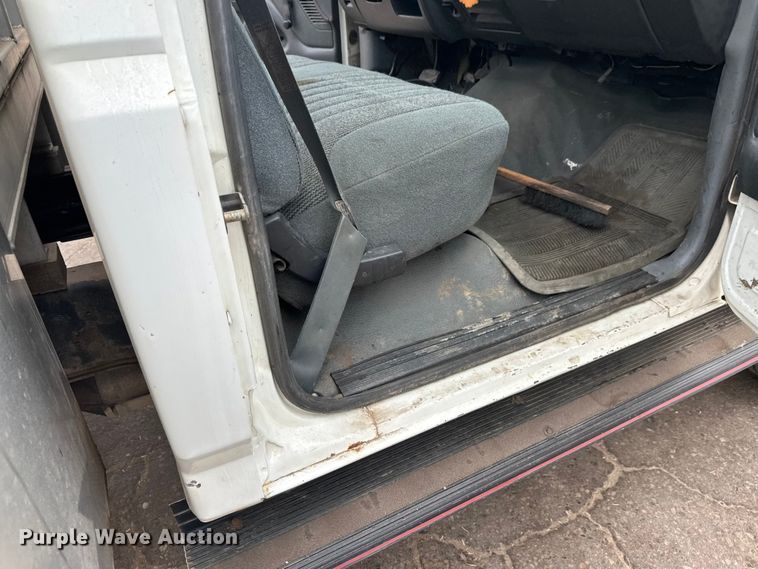 image for item DT6442 1993 Ford F450 Super Duty flatbed truck