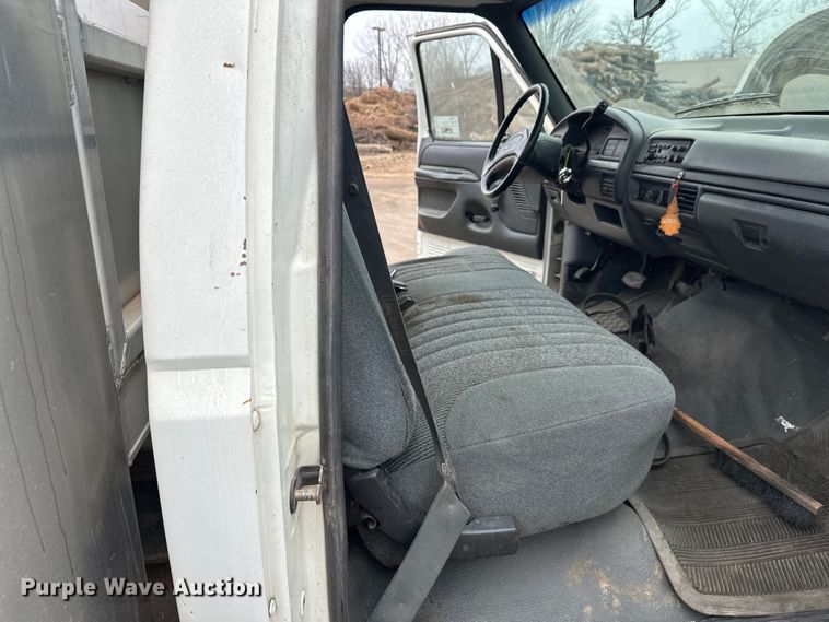 image for item DT6442 1993 Ford F450 Super Duty flatbed truck