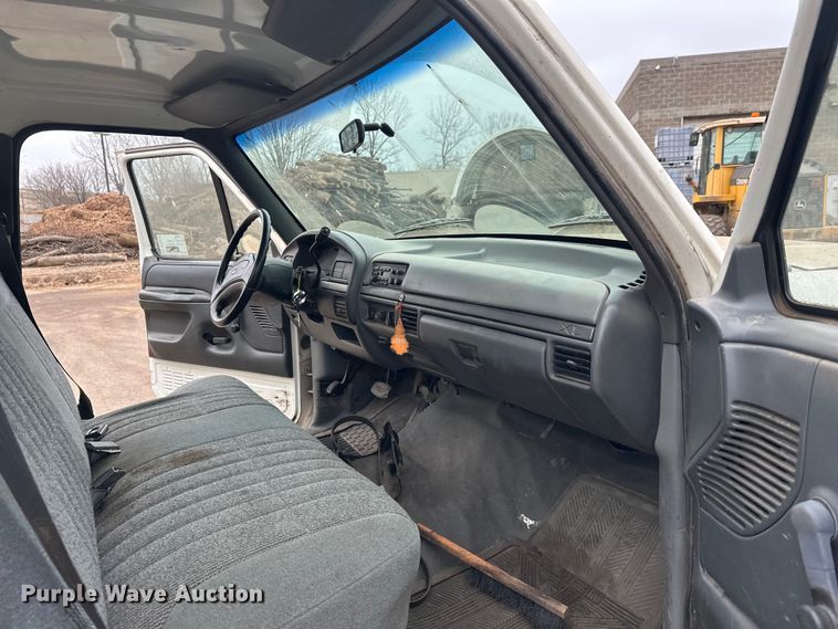 image for item DT6442 1993 Ford F450 Super Duty flatbed truck