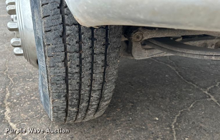 image for item DT6442 1993 Ford F450 Super Duty flatbed truck