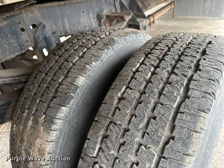 image for item DT6442 1993 Ford F450 Super Duty flatbed truck