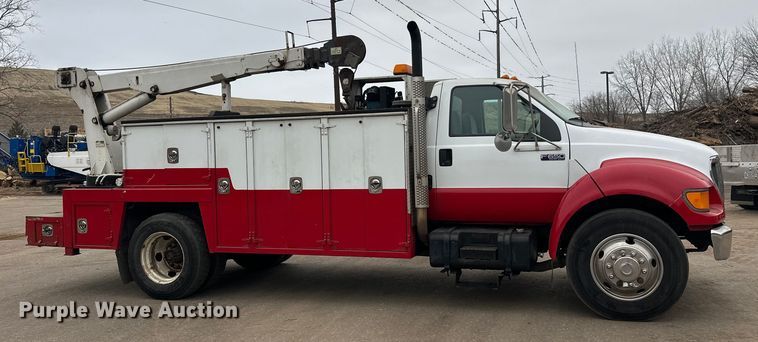 image for item DT6443 2001 Ford F650 utility / service truck
