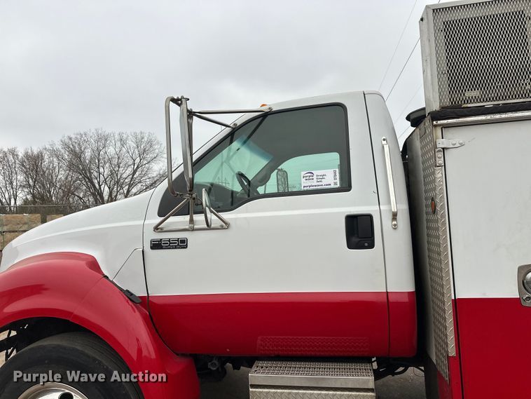 image for item DT6443 2001 Ford F650 utility / service truck