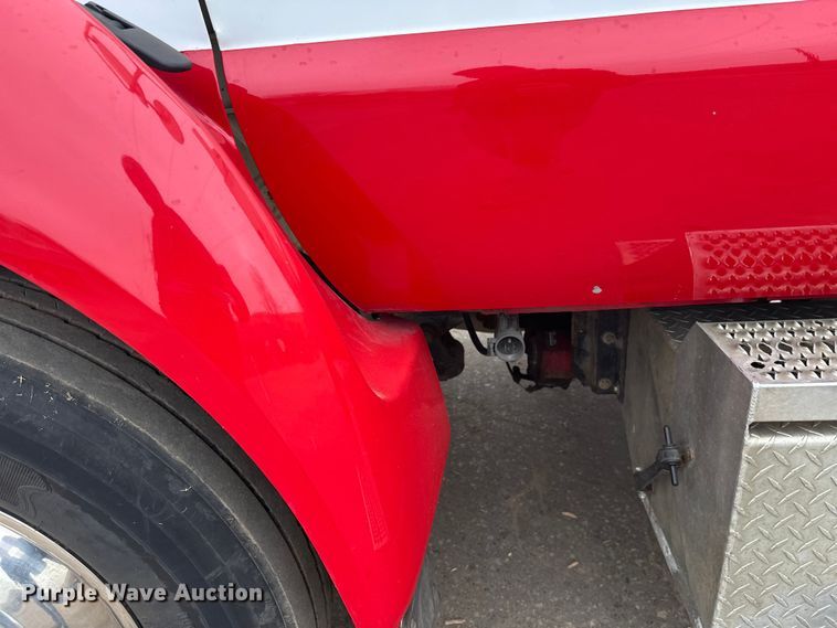 image for item DT6443 2001 Ford F650 utility / service truck