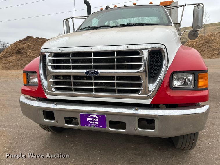 image for item DT6443 2001 Ford F650 utility / service truck