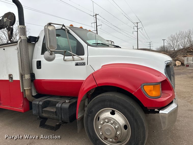 image for item DT6443 2001 Ford F650 utility / service truck