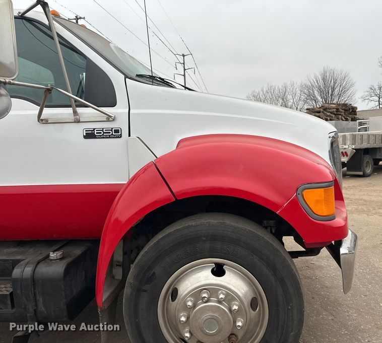 image for item DT6443 2001 Ford F650 utility / service truck