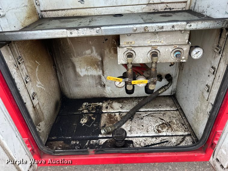 image for item DT6443 2001 Ford F650 utility / service truck