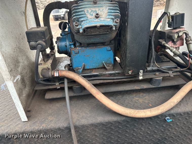 image for item DT6443 2001 Ford F650 utility / service truck