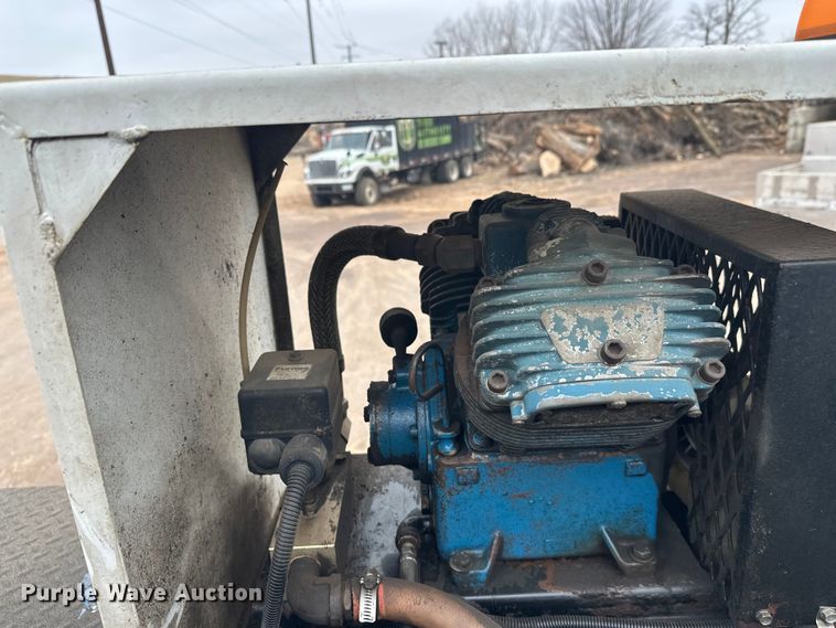 image for item DT6443 2001 Ford F650 utility / service truck