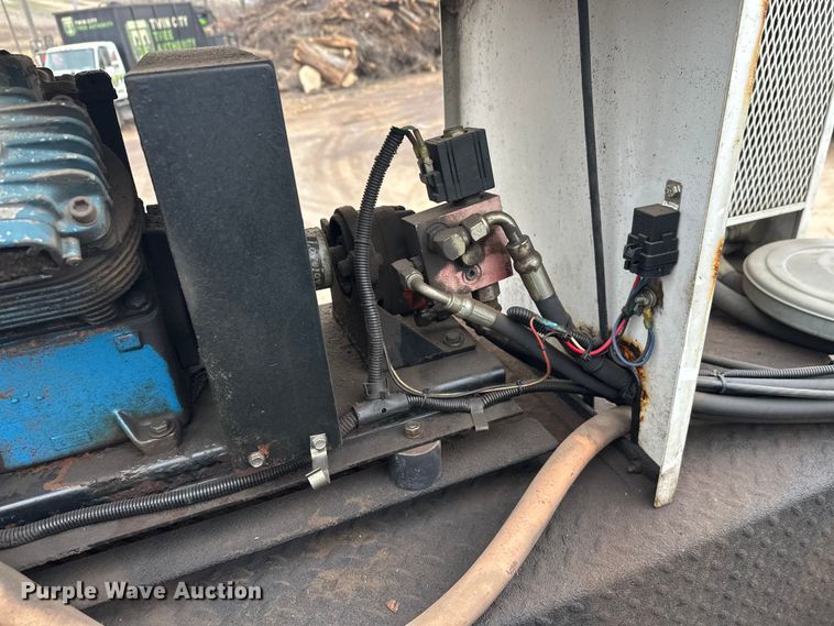 image for item DT6443 2001 Ford F650 utility / service truck