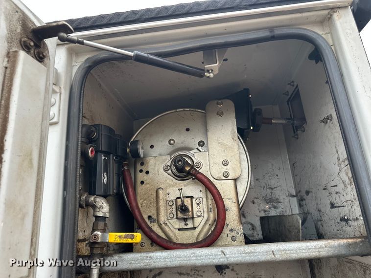 image for item DT6443 2001 Ford F650 utility / service truck