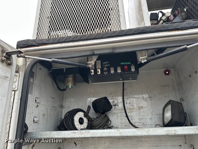 image for item DT6443 2001 Ford F650 utility / service truck