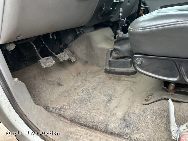 image for item DT6443 2001 Ford F650 utility / service truck