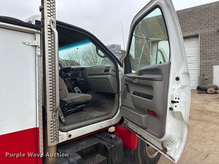 image for item DT6443 2001 Ford F650 utility / service truck