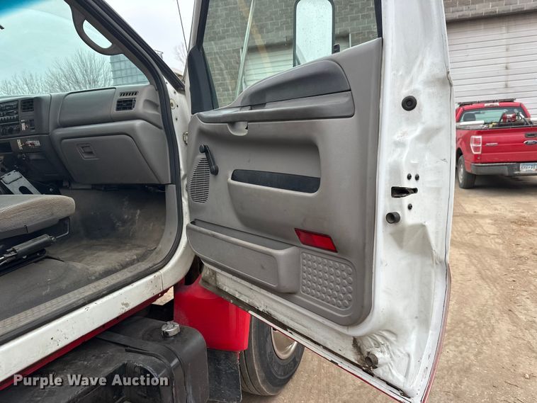 image for item DT6443 2001 Ford F650 utility / service truck