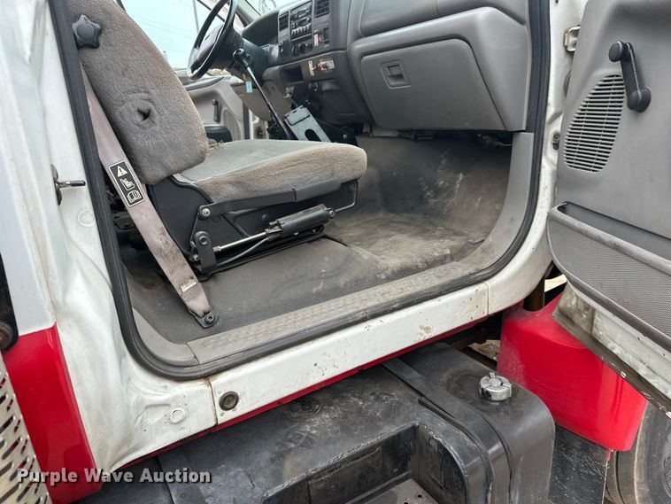 image for item DT6443 2001 Ford F650 utility / service truck