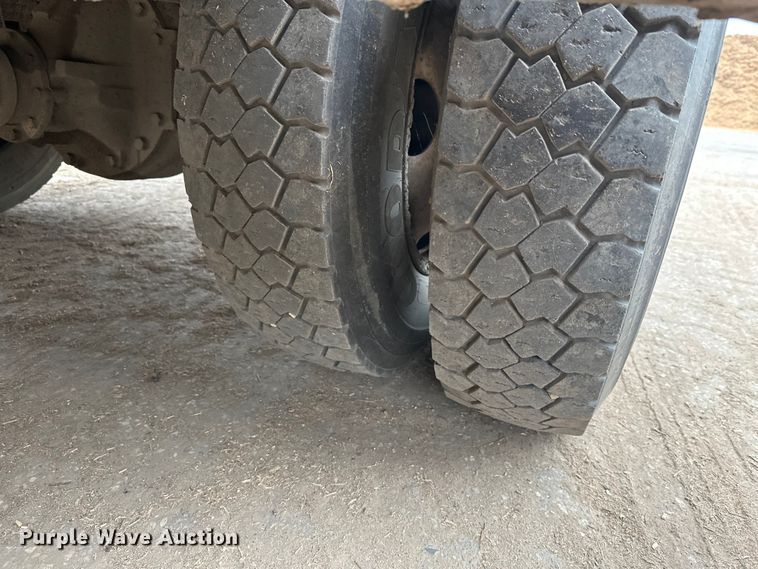 image for item DT6443 2001 Ford F650 utility / service truck