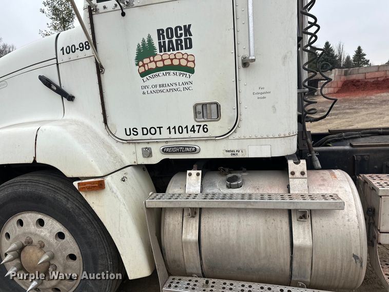 image for item DT6444 1999 Freightliner truck cab and chassis