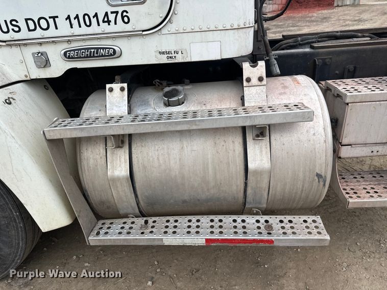 image for item DT6444 1999 Freightliner truck cab and chassis