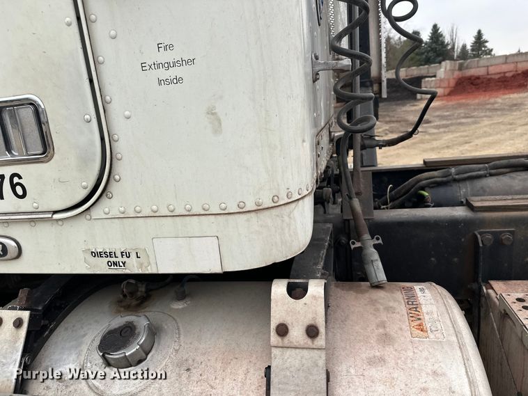 image for item DT6444 1999 Freightliner truck cab and chassis