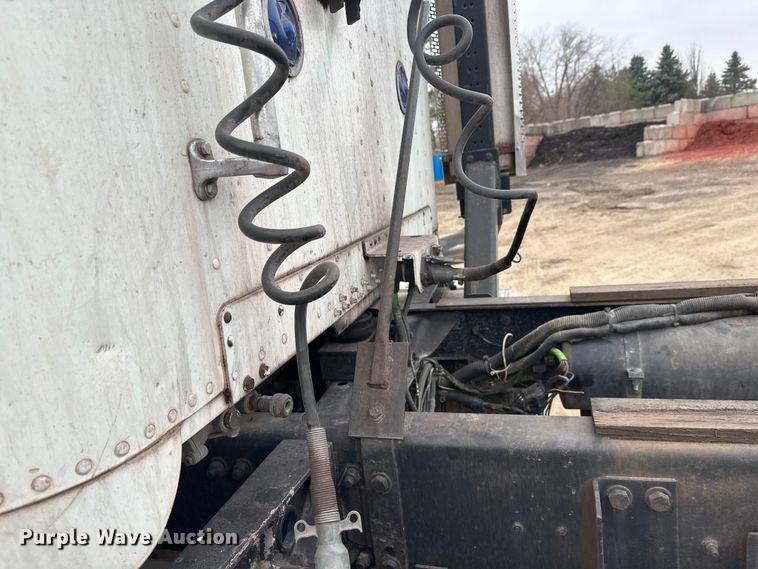 image for item DT6444 1999 Freightliner truck cab and chassis