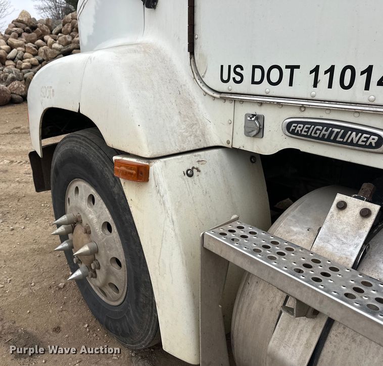 image for item DT6444 1999 Freightliner truck cab and chassis