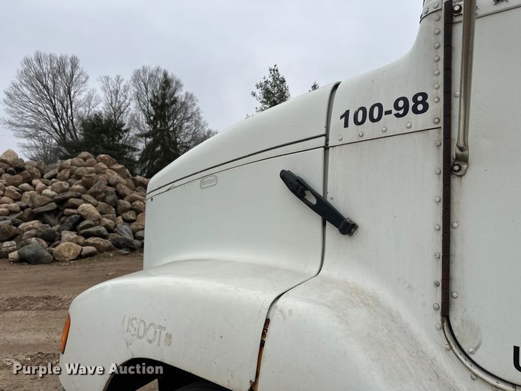 image for item DT6444 1999 Freightliner truck cab and chassis