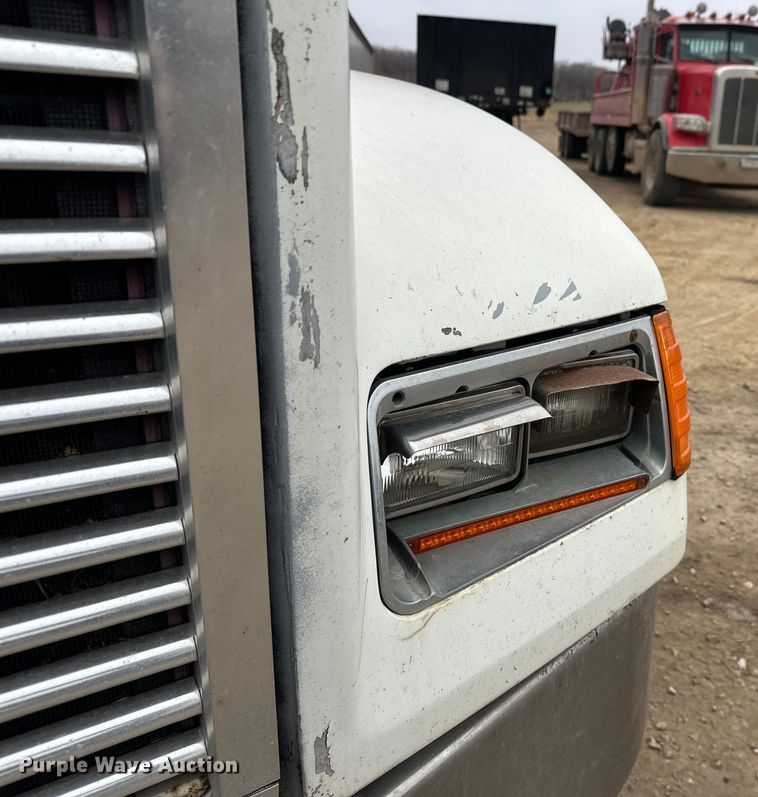 image for item DT6444 1999 Freightliner truck cab and chassis