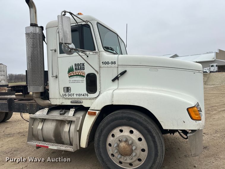 image for item DT6444 1999 Freightliner truck cab and chassis