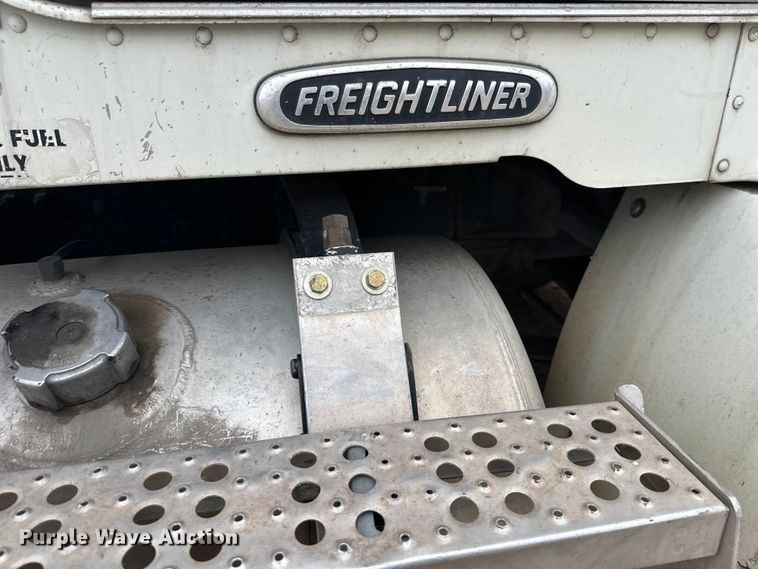 image for item DT6444 1999 Freightliner truck cab and chassis