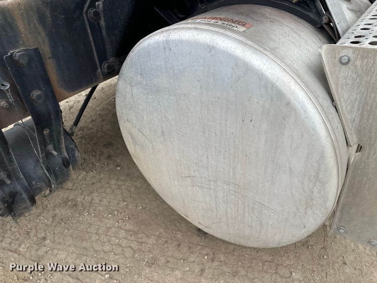 image for item DT6444 1999 Freightliner truck cab and chassis