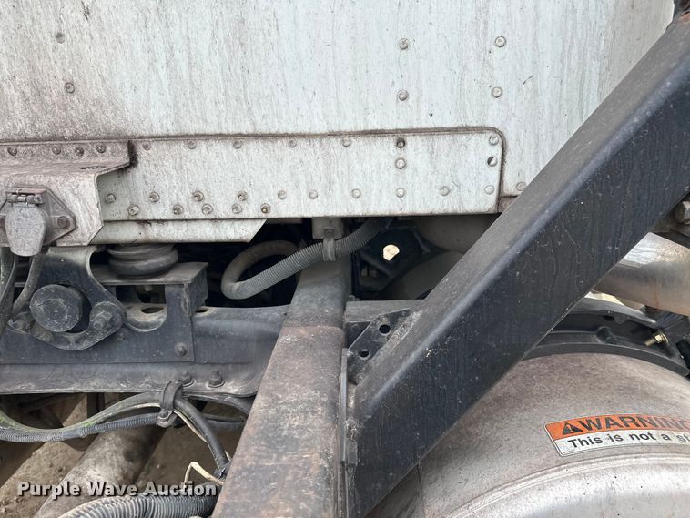 image for item DT6444 1999 Freightliner truck cab and chassis