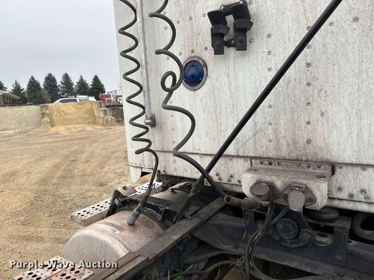 image for item DT6444 1999 Freightliner truck cab and chassis