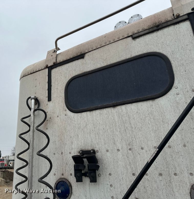 image for item DT6444 1999 Freightliner truck cab and chassis