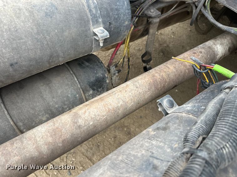 image for item DT6444 1999 Freightliner truck cab and chassis