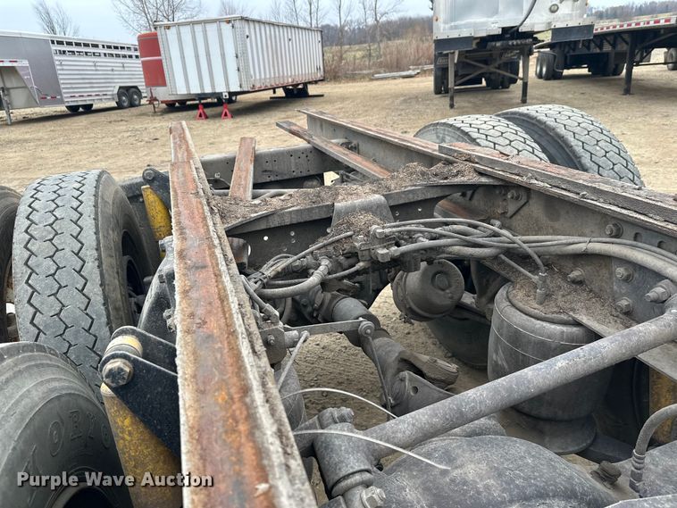 image for item DT6444 1999 Freightliner truck cab and chassis