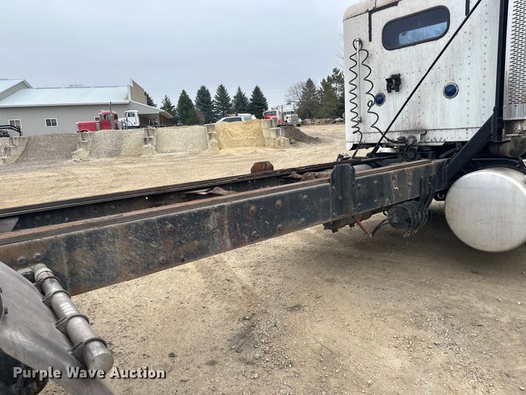 image for item DT6444 1999 Freightliner truck cab and chassis