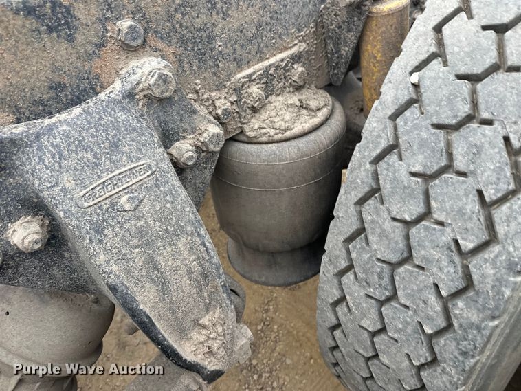 image for item DT6444 1999 Freightliner truck cab and chassis