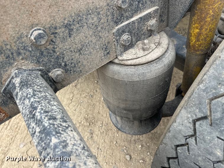 image for item DT6444 1999 Freightliner truck cab and chassis